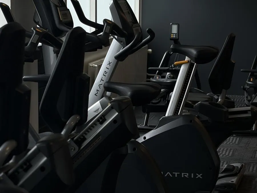 Ligfietsen en cardiotoestellen bij het raam in Medivitaal Fitness Bergen