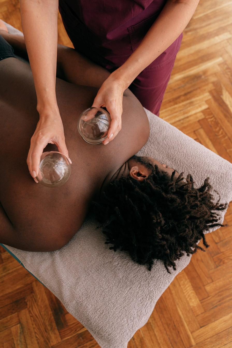 Cupping-behandeling op de rug