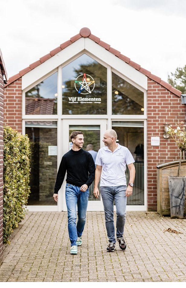 Marcel en Robin Janssen voor de praktijk De Vijf Elementen in Siebengewald