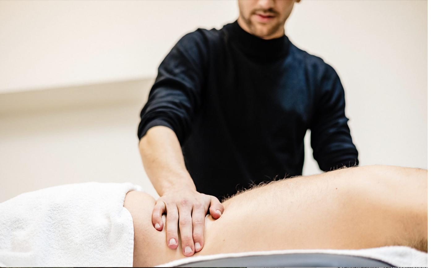 Robin geeft een tuina-massage